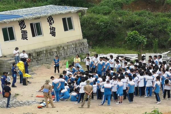 學校組織學生體驗地震體驗館