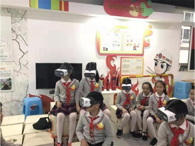 小學生們頭戴vr眼鏡體驗vr產品