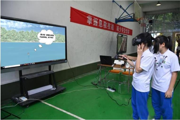 女同學正在體驗溺水安全體驗館