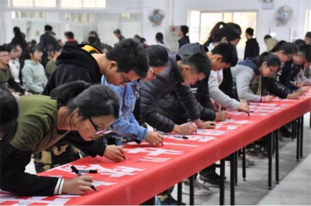 禁毒宣傳現場，大家都在為禁毒宣言簽名