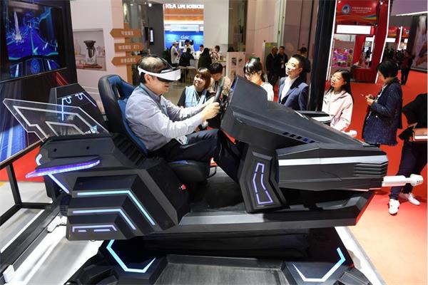 客戶正在體驗vr賽車設備